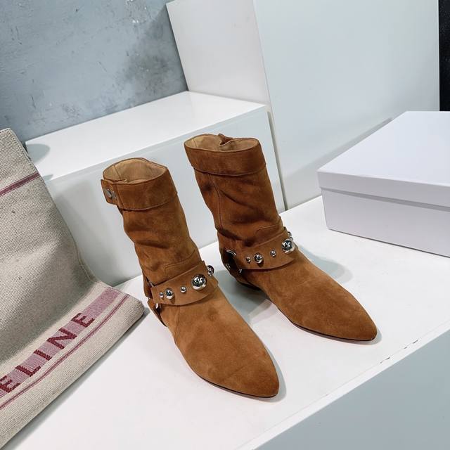 高品质出厂 ！顶级品质Isabel Marant 伊莎贝尔25Ss秋冬五金扣简易尖头一脚蹬短靴！满满家族风格的一款经典女款拼接中短靴标准的欧美风格代表一个用极简