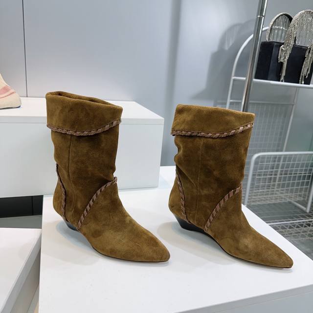 高品质出厂 ！顶级品质伊莎贝尔Isabel Marant25Ss秋冬走秀款欧美风堆堆靴复古坡跟尖头编织一脚蹬短靴中靴！ 一年四季都可以穿的靴子来了，一双封神的复