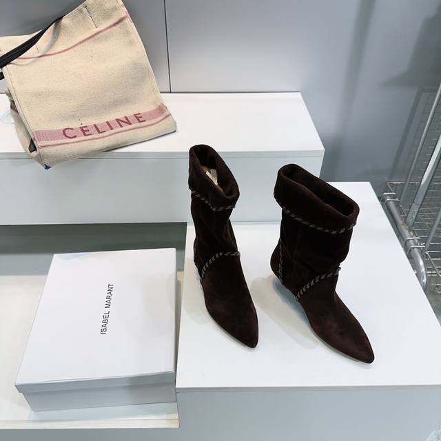 高品质出厂 ！顶级品质伊莎贝尔Isabel Marant25Ss秋冬走秀款欧美风堆堆靴复古坡跟尖头编织一脚蹬短靴中靴！ 一年四季都可以穿的靴子来了，一双封神的复