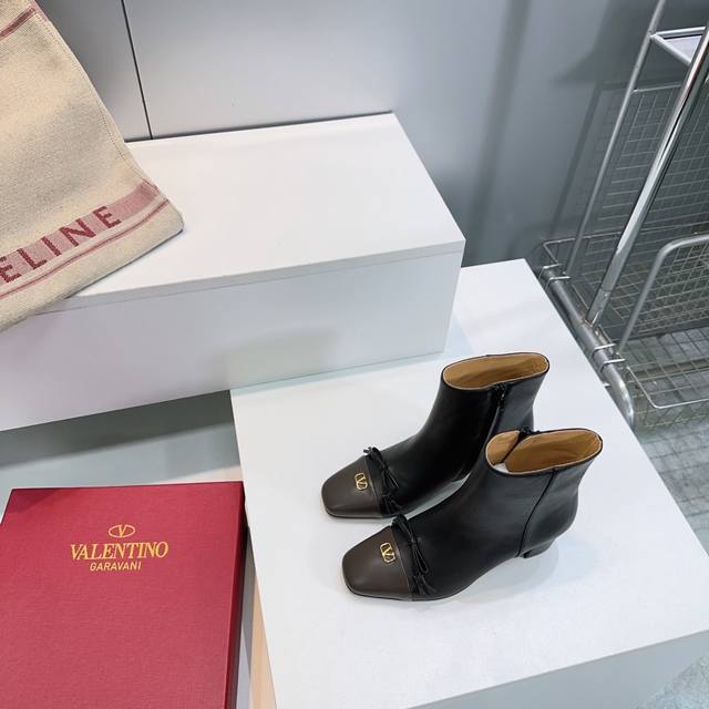 高品质出厂 ！顶级品质Valentino华伦天奴2025秋冬专柜最新蝴蝶结粗跟粗跟侧拉链小方头时装短鞋！经典小V扣配上优雅可爱撞色蝴蝶结！ 创新与经典巧妙的结合