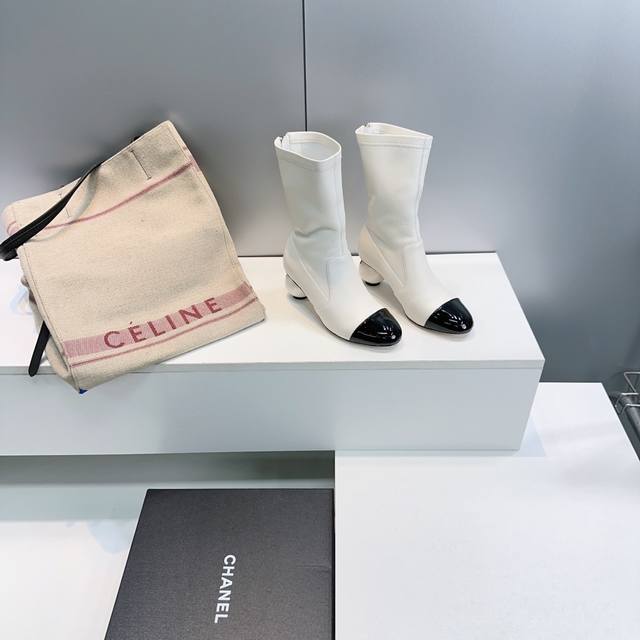 高品质出厂 ！顶级品质Chanel香奈儿｜小香25Ss秋冬新品双C巨型珍珠跟走秀弹力短靴！ 鞋面采用弹力小羊皮 非超迁防皮 在米兰时尚的T台上 亮相便艳惊四座！
