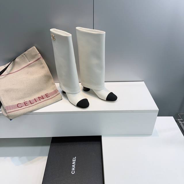 高品质出厂 ！顶级品质Chanel香奈儿25Ss秋冬小香秋冬拼色链条粗跟圆头一脚蹬宽筒裤管靴长靴骑士靴！ 标志性的大链条设计，双C珍珠电绣Logo，把经典玩出花