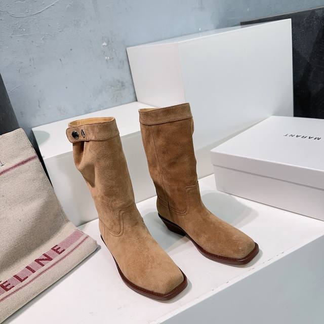 高品质出厂 ！Isabel Marant 伊莎贝尔2025 Ss秋冬复古粗跟方头一脚蹬筒靴短靴 西部风裸靴主宰 24Ss秀场，牛仔靴无疑是历久弥新的其一鞋款，而