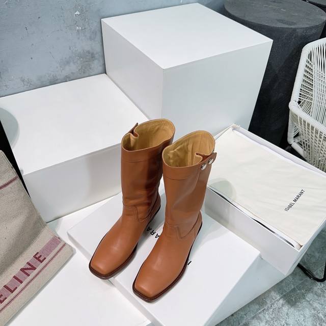高品质出厂 ！Isabel Marant 伊莎贝尔 Ss秋冬复古粗跟方头一脚蹬筒靴短靴 西部风裸靴主宰 24Ss秀场，牛仔靴无疑是历久弥新的其一鞋款，而秋冬系列