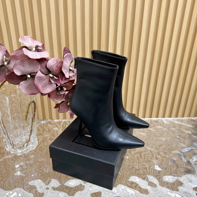 独家新款上架 Ysl 圣罗兰 Ss 尖头短靴 高跟新品 走秀款短靴 全新春夏系列后带方扣高跟凉鞋 ！ 尖头高跟拖鞋淡淡的夏日里怎么少得了一双仙女鞋 各种小裙子搭