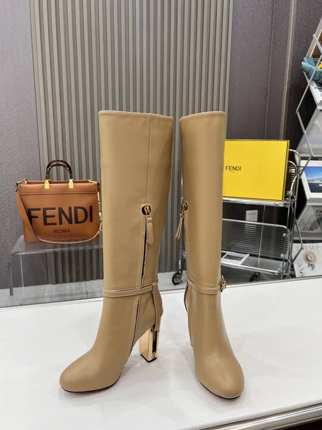 fendi走秀款 Delfina圆头靴子，独家顶级货源！ 单品中的天花板，高级感满满，无论搭裙子还是小脚裤都透露出高级、大气的气质！无敌质感 鞋绊带饰有Ff字母