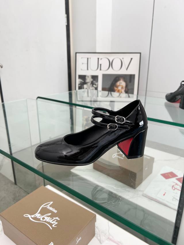 Christian Louboutin 最新玛丽珍粗跟一字高跟红底鞋 精致线条演绎优雅圆头与浅口设计，于视线交汇处，传递真挚爱意。呈 纤长修窄外观，其雕塑感的线