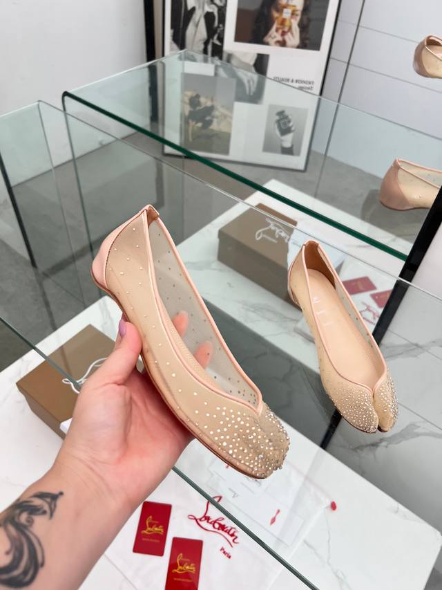 马吉拉&Cl联名款红底分趾平底单鞋 Maison Margiela 与 Christian Louboutin 推出首个联名鞋履系列，巧妙融合了两大品牌的设计基