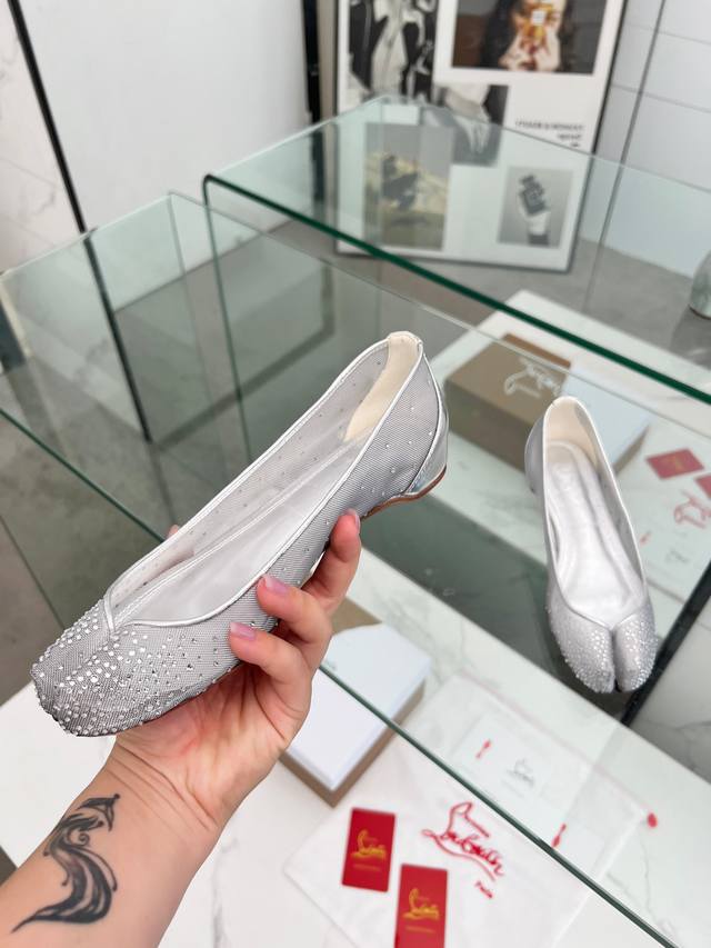 马吉拉&Cl联名款红底分趾平底单鞋 Maison Margiela 与 Christian Louboutin 推出首个联名鞋履系列，巧妙融合了两大品牌的设计基