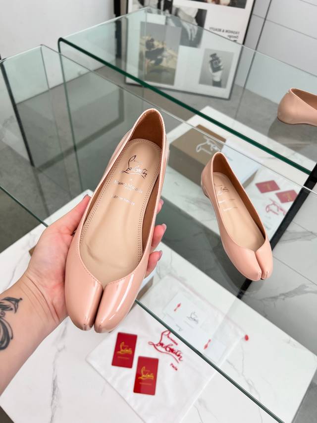 马吉拉&Cl联名款红底分趾平底单鞋 Maison Margiela 与 Christian Louboutin 推出首个联名鞋履系列，巧妙融合了两大品牌的设计基