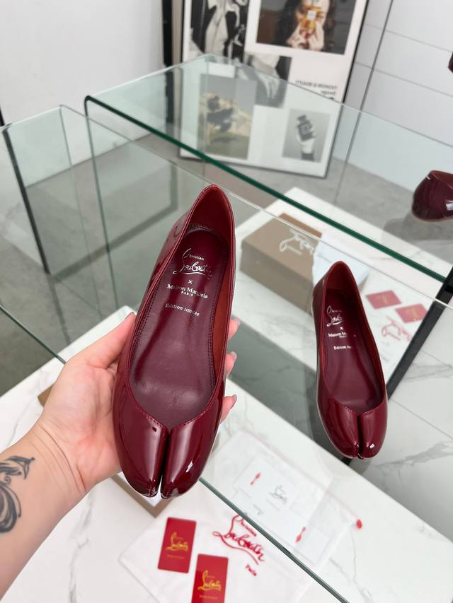 马吉拉&Cl联名款红底分趾平底单鞋 Maison Margiela 与 Christian Louboutin 推出首个联名鞋履系列，巧妙融合了两大品牌的设计基