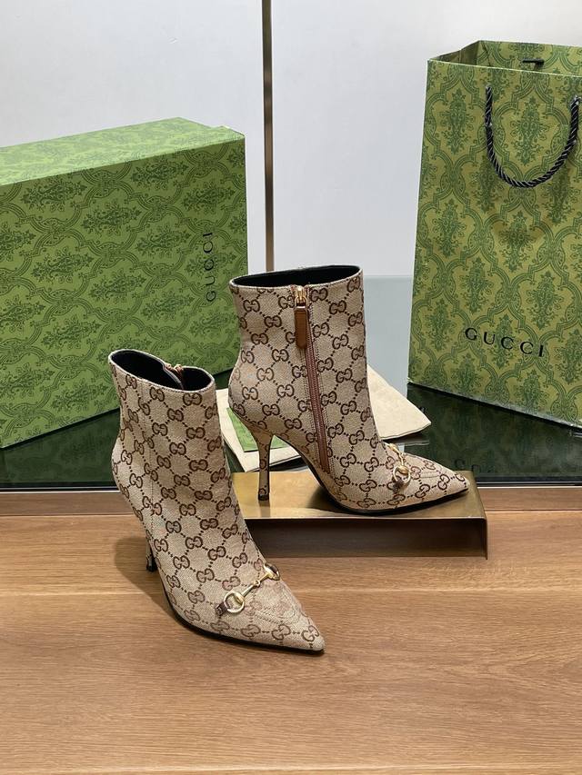 g家新款Gucc马衔扣高跟短靴尖头及踝靴裸靴 出厂价p 顶级版本、欢迎比对. 原版1:1复刻 注意市面通货内里很多都不对版哦请认准咱家正品保证 鞋面：经典G G