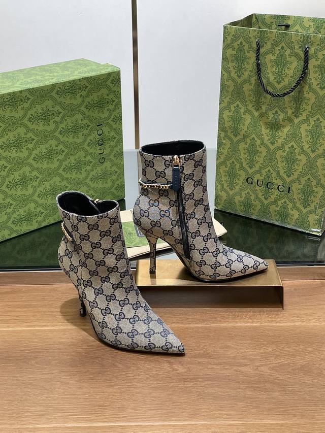 g家新款Gucc字母扣L O G O链条高跟短靴尖头及踝靴裸靴 出厂价p 顶级版本、欢迎比对. 原版1:1复刻 注意市面通货内里很多都不对版哦请认准咱家正品保证