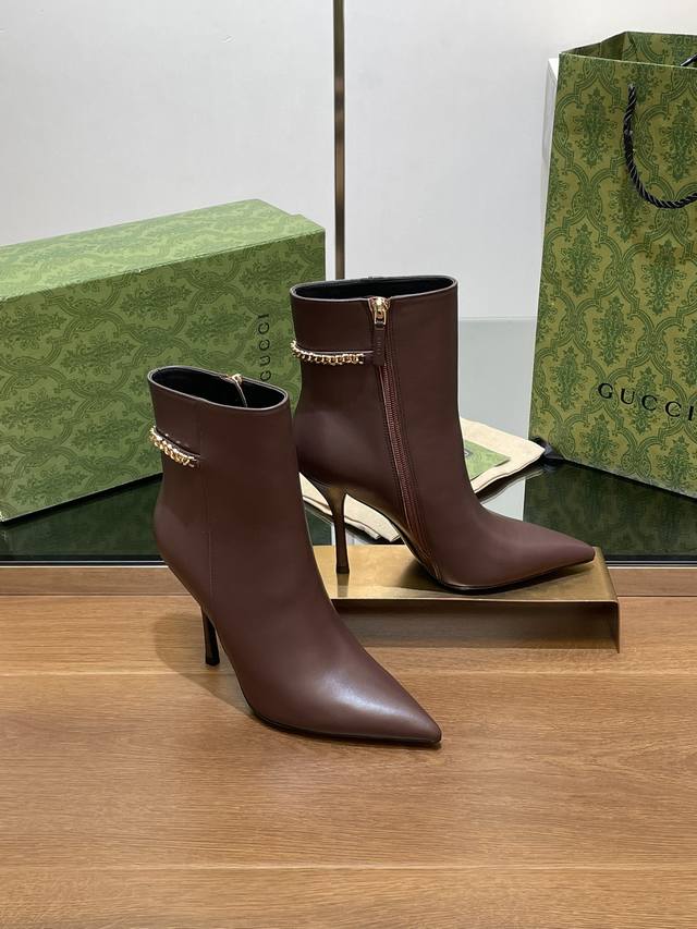 g家新款Gucc字母扣L O G O链条高跟短靴尖头及踝靴裸靴 出厂价p 顶级版本、欢迎比对. 原版1:1复刻 注意市面通货内里很多都不对版哦请认准咱家正品保证