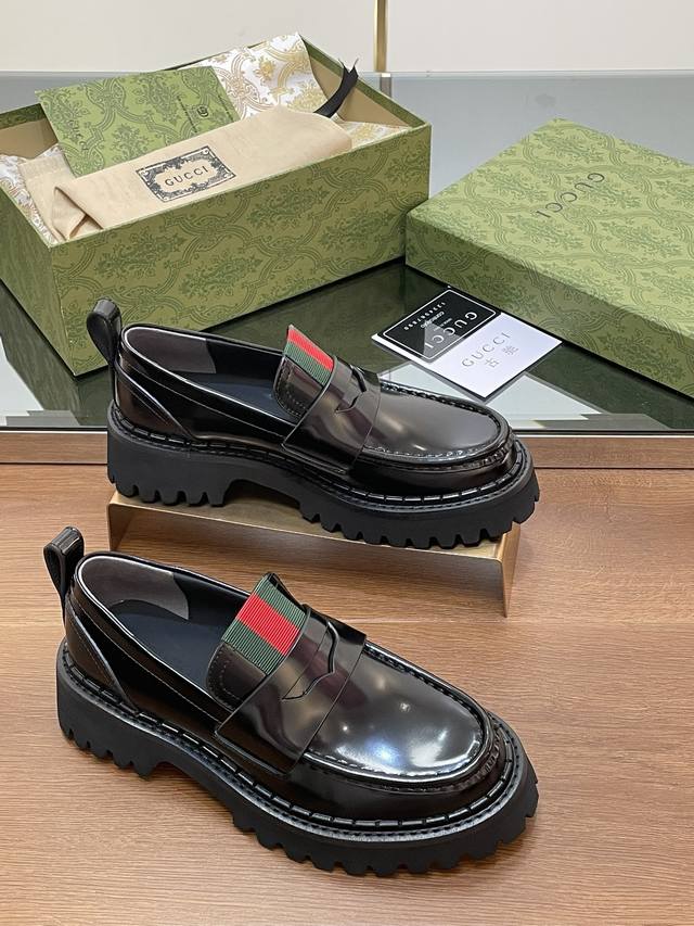 古奇秋冬最新款Gucci 红绿织带厚底乐福鞋新款秋鞋单鞋代购级别 高端精品尖货 始创于1950年代的原版品牌细节，在这双鞋上浪漫新生。取材自马术世界的条纹织带已