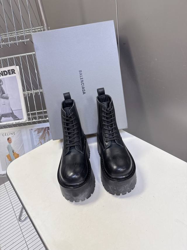 Balenciaga巴黎世家最新款Strike女士厚底皮鞋 短靴 超多明星时尚博主种草 复古工艺雾化做旧效果 鞋跟后饰以Bb标识压纹 鞋面做旧抛光处理 质感上乘