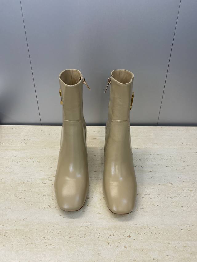 工厂p价p 迪奥 Dior 2025秋冬新款C’Est高定系列粗跟圆头骑士女短靴 明星同款Cd字母Logo五金扣侧拉链机车马丁及裸靴 材质:鞋面进口开边珠牛皮+