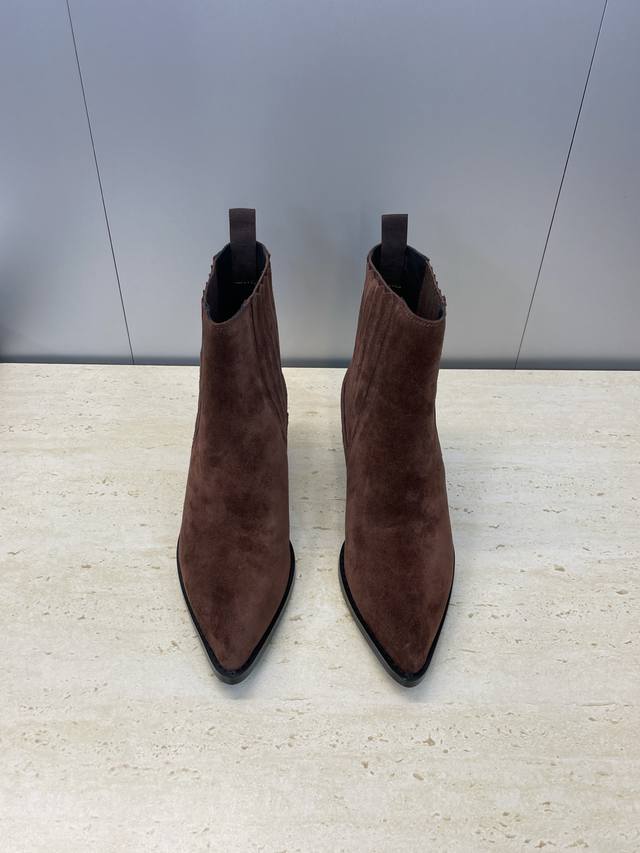 工厂p价p： Dior 迪奥2025秋冬走秀高定系列D-West切尔西女靴 Cd字母Logo五金扣机车靴 明星同款粗跟尖头一脚骑士短靴 市面顶级版本 材质：鞋面