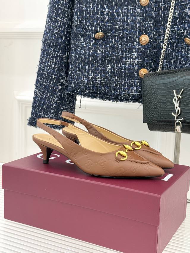 厂价 Gucci 古驰25Wf新品马衔扣尖头 猫跟后空凉鞋 它以标志性的马衔扣为点睛之笔 彰显着品牌深厚的马术传承与奢华底蕴。 这款凉鞋采用优质牛皮搭配Gg压纹