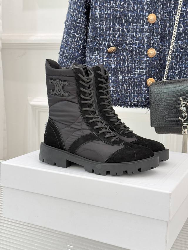 厂价 Celine 塞琳25Wf新品凯旋门 复古厚底马丁靴短靴 当英伦硬朗邂逅巴黎优雅 这双马丁靴以复古之形 写就当代格调。 侧面Triomphe皮标浮雕如时光