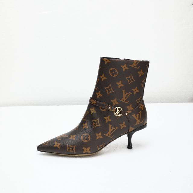 Louis Vuitton 2025秋季新款短靴｜代购级品质，官网同步上新！ 尖头设计，优雅进阶 全新楦型打造纤长视觉，上脚立马拉长腿部线条，女人味瞬间拉满～