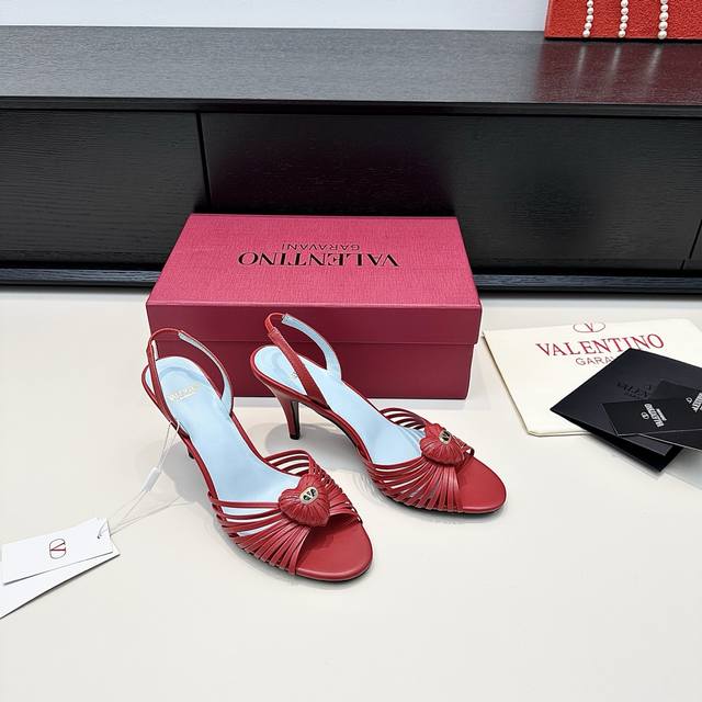 Valentino华伦天奴 25年新款 Vt爱心装饰扣高跟凉鞋 跟高:8.5Cm Size 35-39订做40.41.42.43不退不换