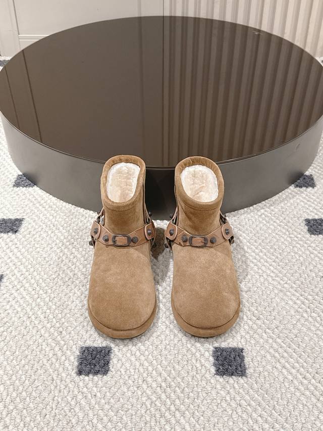 码数35-40 41定做 Balenciaga 2025 秋冬滑雪系列雪地靴，简直是时尚与功能的完美融合，早就被超多明星网红疯狂种草啦 这次设计师真的太绝，大胆