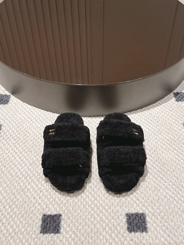 miu Miu羊毛拖，行走的温柔云朵～蓬松羊毛裹住双脚，软到心尖儿，秋冬凉意瞬间被隔绝。简约又带点精致感，宅家时慵懒自在，搭配小裙裙出街也很吸睛，让每一步都像踩