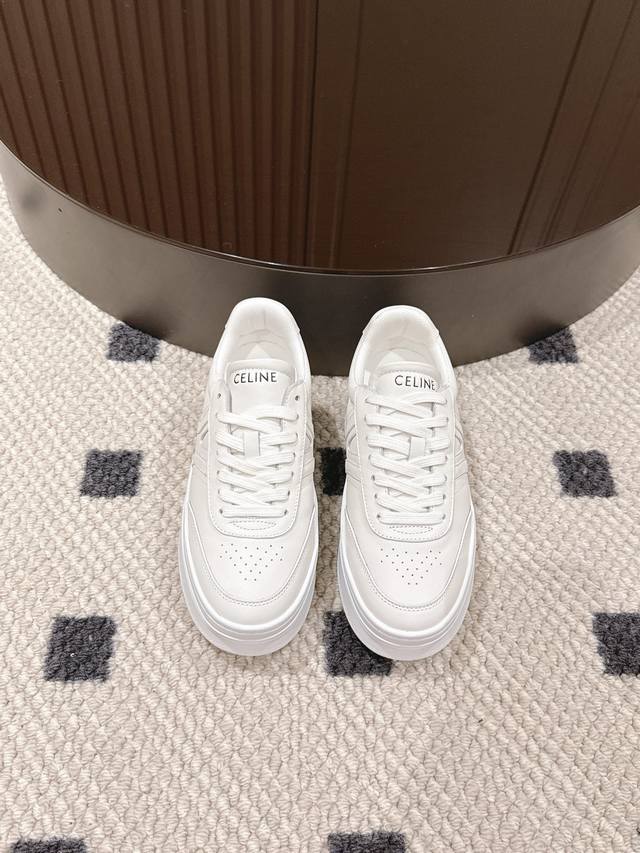 码数35-40 41定做 Celine 2025新款厚底5Cm经典小白鞋，点缀上简约又不失个性的彩色线条， 低调中暗藏着高级感，每一处细节都写满了精致。5Cm的