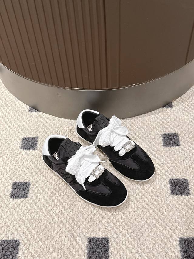 码数35-40 Roger Vivier 2025Ss的德训休闲鞋简直绝了！一整个爱住独特设计与经典元素完美融合，上脚瞬间气场全开，时尚感爆棚。每一步都像是在走