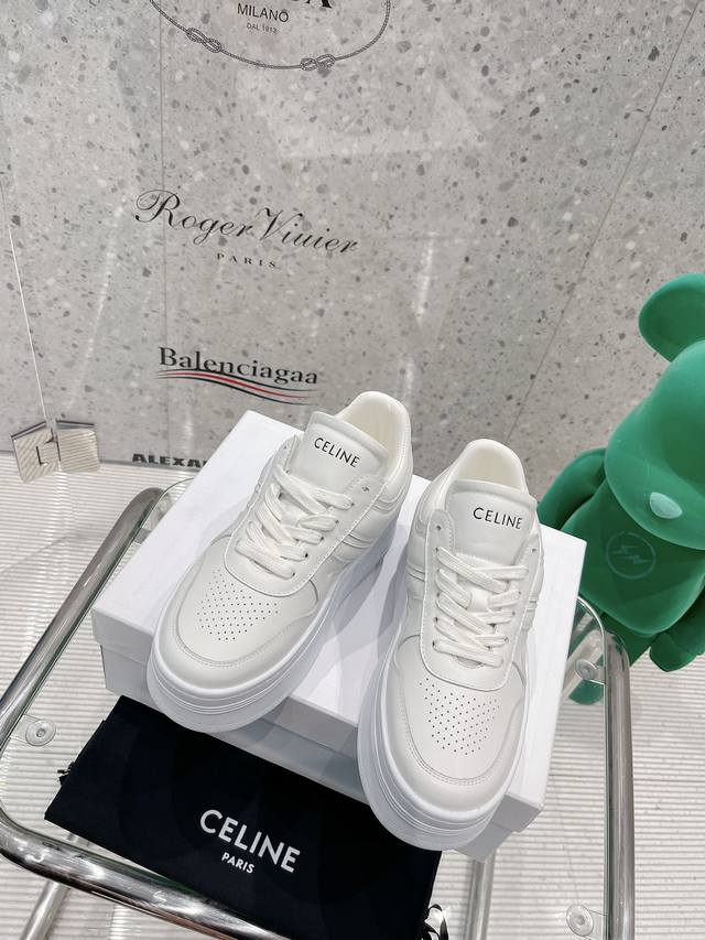 celine 赛琳~~ 春夏季新款厚底小白鞋！Celine轻奢风格的小白鞋 简单舒服 干净 ！！可爱的圆头设计~~复古的感觉~~特别好看 这一季走秀款也是Isa