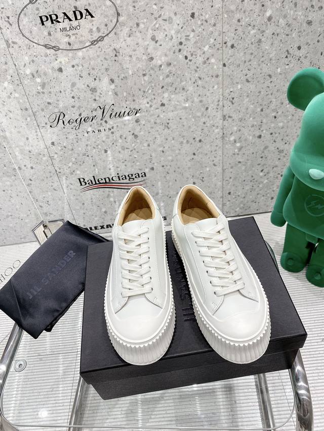 码数34-40。 经典款！明星网红款断货王Jilsander 厚底运动鞋，专柜刚推出便迅速断货～非常Chic，穿出立显高档，～黑色 白色 杏色 拼色采用进口小牛