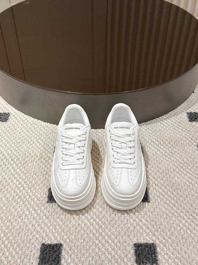 码数35-40。 Ann小白鞋又更新啦！无法拒绝的鞋搭子～ 我不允许还有人不知道Annandelman小白鞋！它真的太好穿，太好搭了。 鞋面是细腻柔软的优质头层