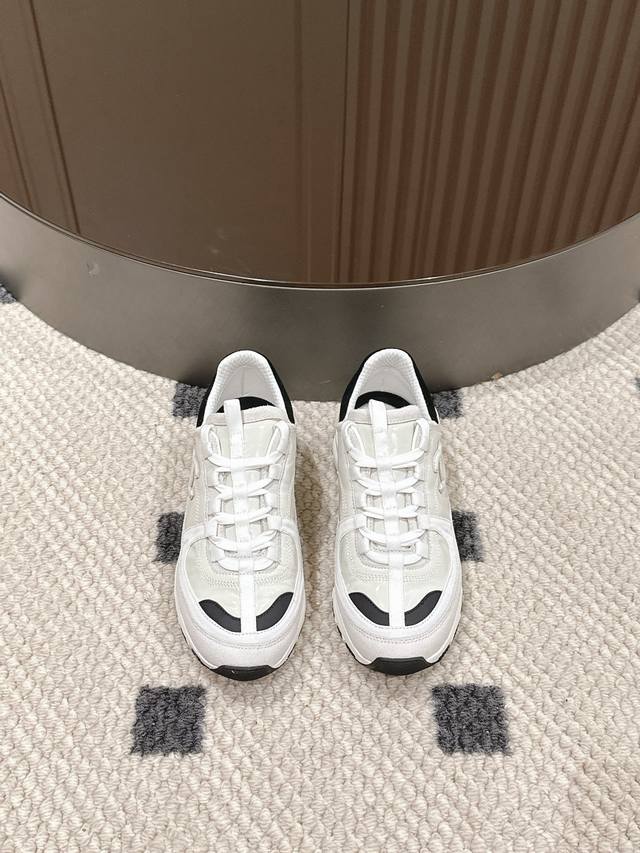 chanel运动鞋 有简约纯粹的白，经典百搭，适配各种日常穿搭；还有粉金、黑金等组合，粉金甜美又闪耀，黑金则是酷飒与高级感并存，轻松点亮造型。 标志性双C元素融