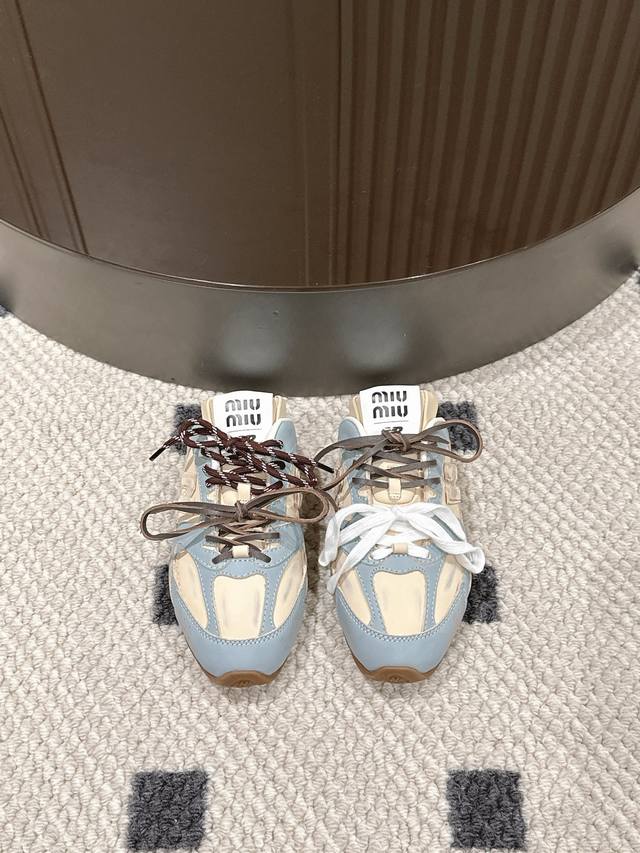 miu Miu皮面半拖运动鞋演绎着运动与优雅的完美融合。网面的灵动轻盈，赋予双脚自由呼吸的空间，皮革的精致质感，彰显着奢华的格调。它们巧妙拼接，似一场创意的对话