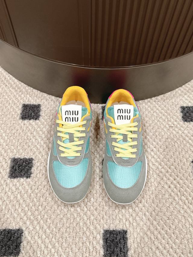 miumiu缪缪透气网布休闲鞋2025早春夏新款系带Miumiu秀场工艺来自Miu Miu系列的细节特写 新季多色 拼色拼接潮流要素一 与此刻挚爱的概念，多元对