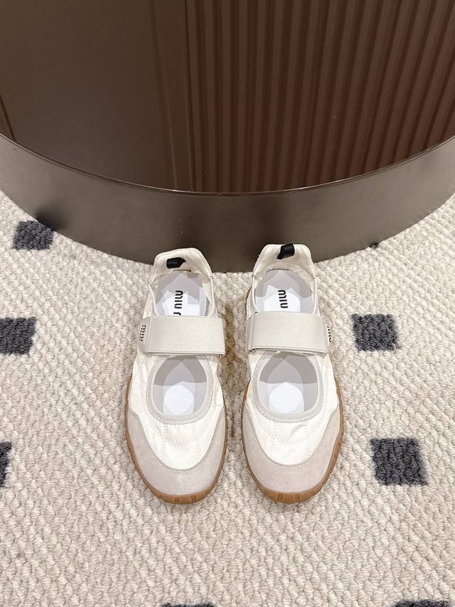 码数35-40。 41定做 Miumiu 缪缪2025春夏最新款玛丽珍魔术贴单鞋！太好看啦！大爆款再次来袭，魔术贴的设计真的是可可爱爱！ Miumiu前卫大胆的