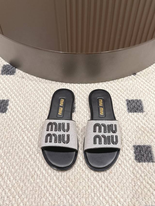 真皮底 ，码数35-40 Miumiu新款拖鞋 经典永流传！拉菲草平底拖鞋满满的少女心，复古千金小姐韵味，拉菲草设计可爱又优雅，独家定制拉菲草鞋面，羊皮内里，意