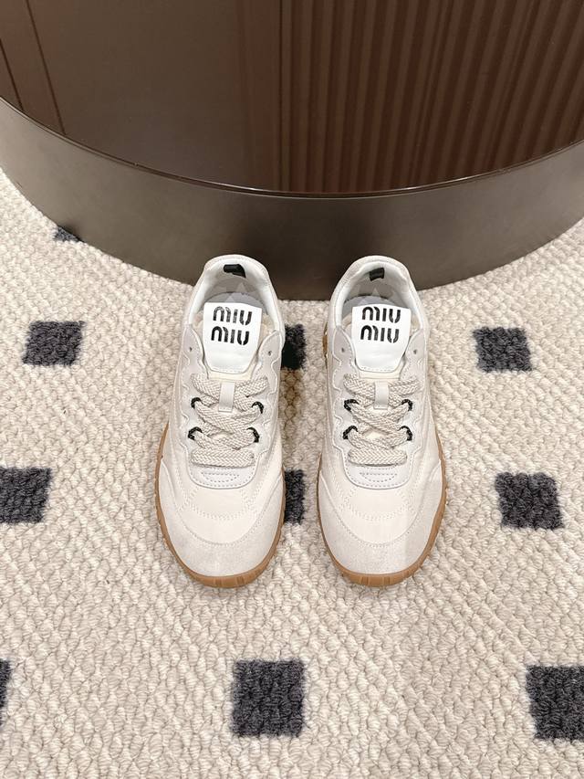 码数35-40 Miu Miu25Ss 出道即巅峰的，真的百搭又吸睛～Miumiu25Ss德训鞋，Miu Miu风格融于此款厚底帆布运动鞋的简约线条，简约又不简