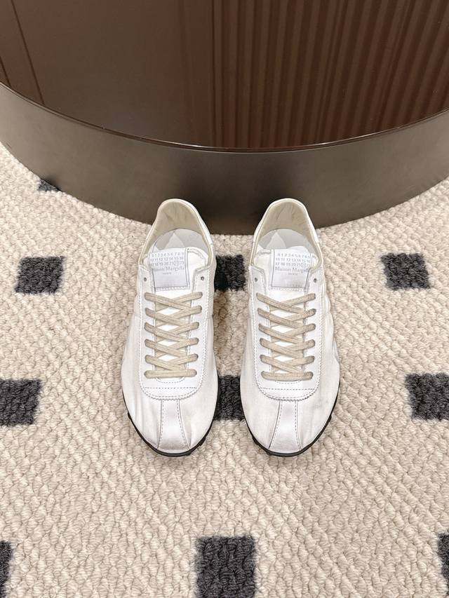 码数35-40 Maison Margiela 2025春夏系列新款上架，新款 Sprinters运动鞋轮廓采用做旧感尼龙与复古处理麂皮制成，灵感来源于复古跑鞋