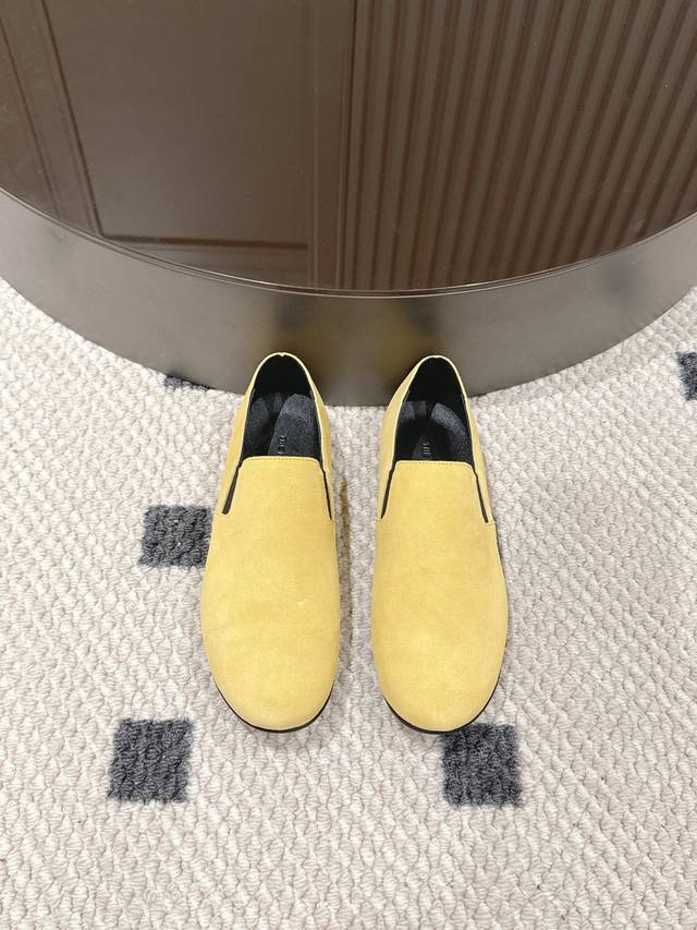 牛反绒 码数35-40 The Row 乐福鞋纯色简约的舒适平底单鞋，柔软度舒适度亲肤度真的绝了，绝对是今年穿过最轻最软的鞋子极简风格，可以永远相信The Ro