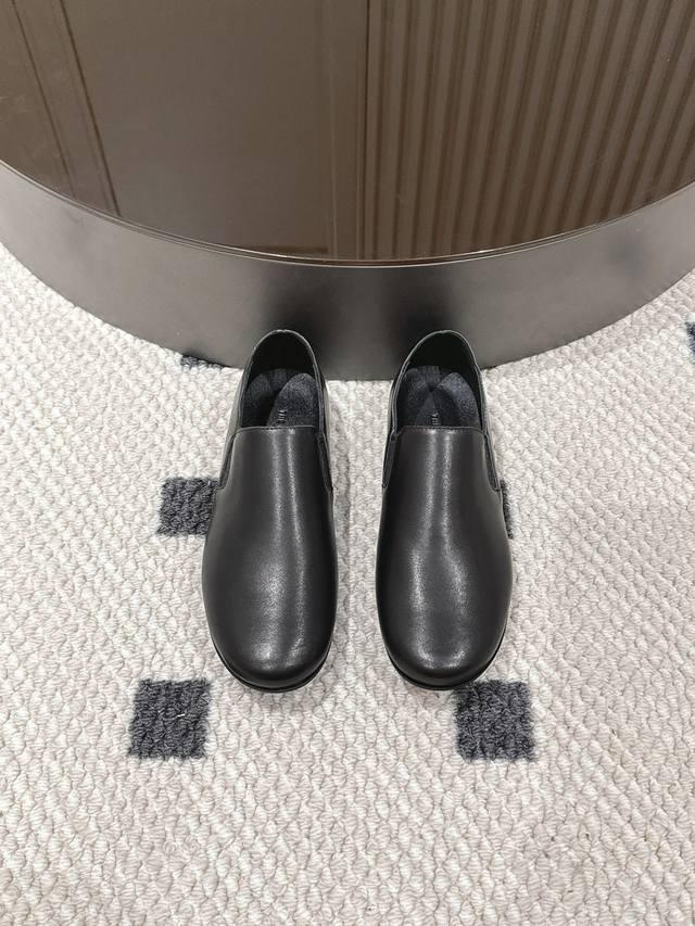 羊皮面 码数35-40 The Row 乐福鞋纯色简约的舒适平底单鞋，柔软度舒适度亲肤度真的绝了，绝对是今年穿过最轻最软的鞋子极简风格，可以永远相信The Ro