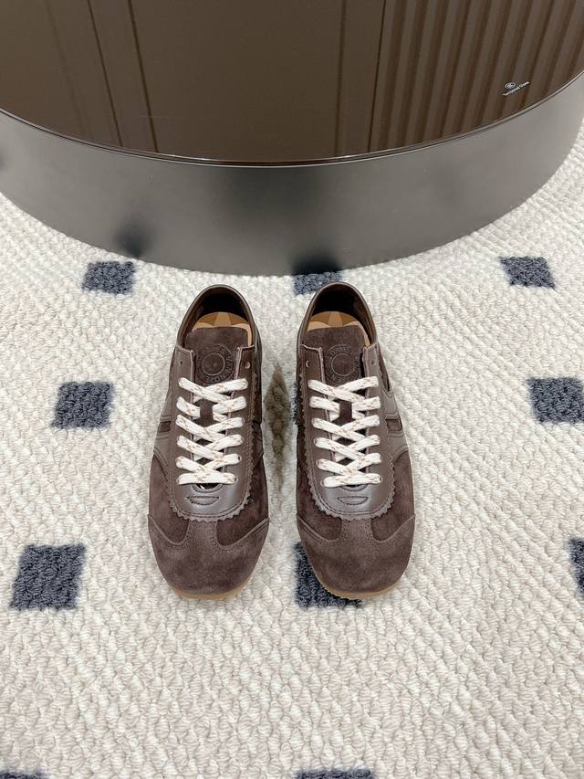 新色深棕 ，码数35-40！ Dries Van Noten 马拉松运动鞋， 春夏系列，设计师通过改造、扭曲和颠覆经典元素，打造出实用而富有设计感实穿的运动鞋履