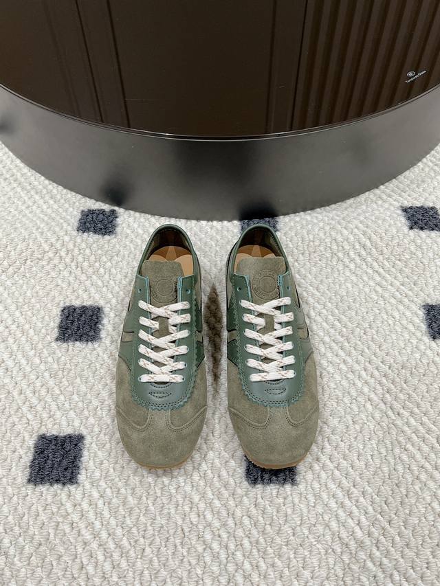 新色橄榄绿 ，码数35-40！ Dries Van Noten 马拉松运动鞋， 春夏系列，设计师通过改造、扭曲和颠覆经典元素，打造出实用而富有设计感实穿的运动鞋