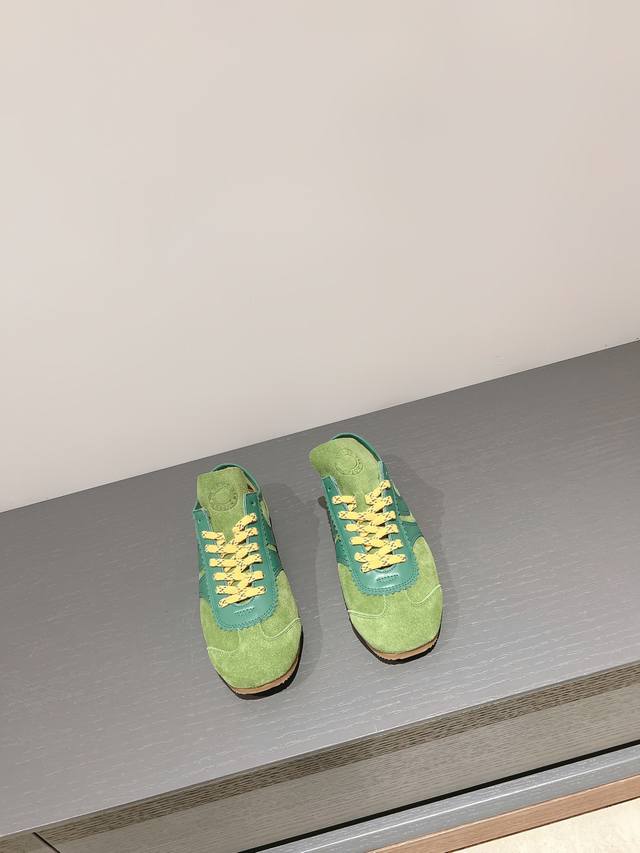 码数35-40！ Dries Van Noten 马拉松运动鞋， 春夏系列，设计师通过改造、扭曲和颠覆经典元素，打造出实用而富有设计感实穿的运动鞋履。新一季的麂