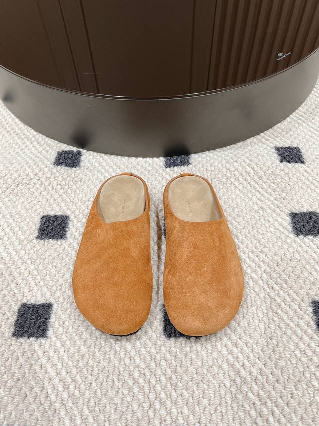 码数35-40 新款Therow 勃肯拖鞋 极简便是高级，懒人必备，第一眼看到这双鞋旧爱上，一贯的极简风，没有Logo点缀，极简到极致！舒适度也是拉满，上脚就不