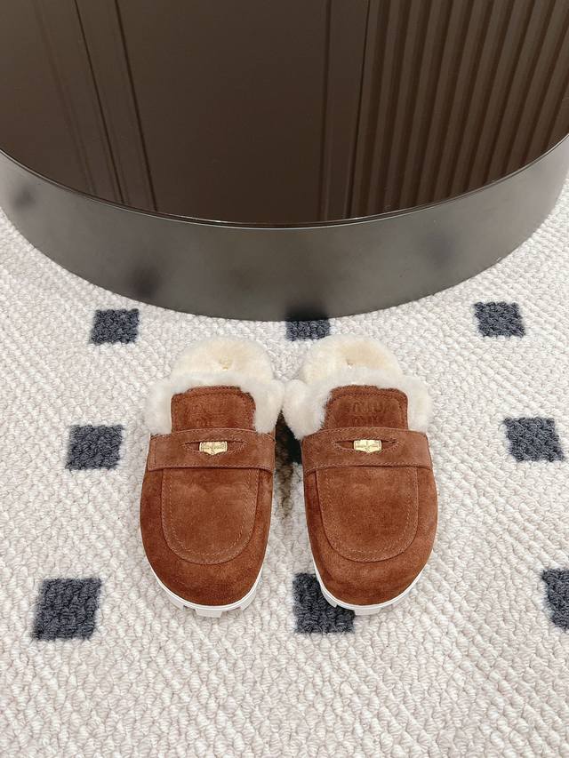 miumiu 缪缪 24Ss秋冬新款 金币包头羊羔毛拖穆勒半拖鞋 保暖舒适百搭！顶级代购版 金币元素的高级感，早秋随意搭配， 脚感无敌，时尚的轮回Miumiu以
