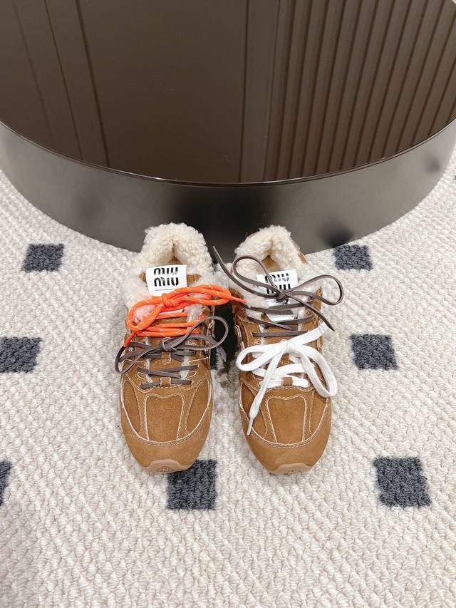 绒面 牛皮面 毛里+20 内增高Miu Miu 缪缪大秀上爆出的这双与New Balance 新百伦联名款运动 球鞋 后全球各大代购官网火爆上市. 走秀场曝光、