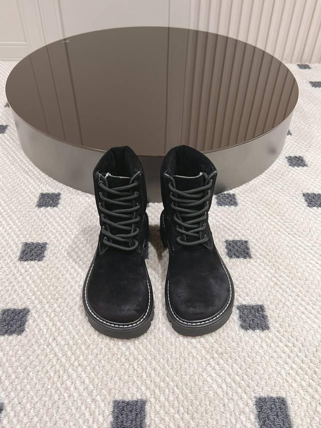 loewe24 New Arrival～ 罗意威这个大头靴太酷啦 ！ 独家原版套楦头的，鞋头圆润饱满，且一点翘起的感觉！区别市场鞋头扁扁 绒面小牛皮材质，且做了
