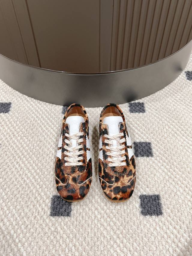 新色 ，码数35-40！ Dries Van Noten 马拉松运动鞋， 春夏系列，设计师通过改造、扭曲和颠覆经典元素，打造出实用而富有设计感实穿的运动鞋履。新